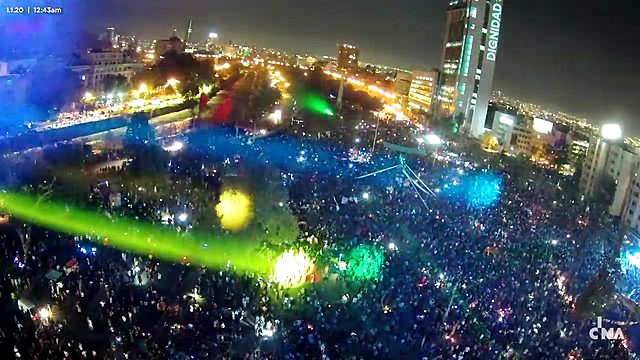 Se realiza la celebración de año nuevo en Santiago en la Plaza Baquedano, centro de las protestas en Santiago.