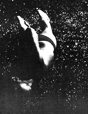 A través de la noche suavemente