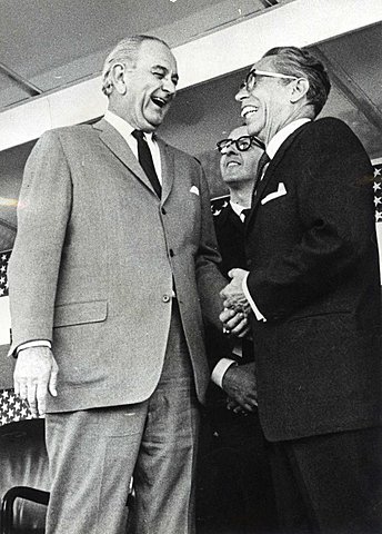 Gustavo Díaz Ordaz recibe del presidente norteamericano Lyndon B. Johnson