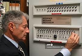 Leonard Kleinrock investiga sobre “conmutacion de paquetes“.