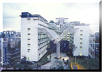 Adolfo López Mateos inaugura el Centro Médico Nacional 20 de noviembre, un hospital construido por el ISSSTE en la ciudad de México.