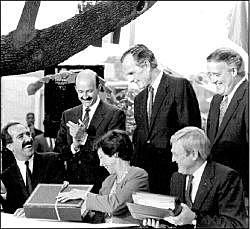 Firma de compromiso para iniciar negociaciones de un tratado de libre comercio entre Estados Unidos y México.