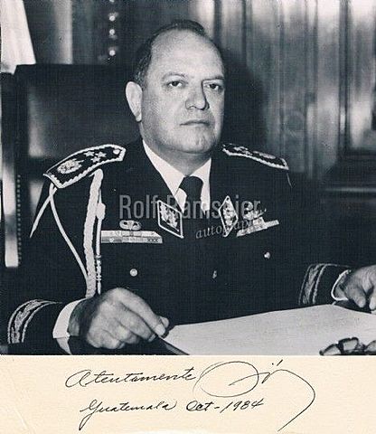 Oscar Mejía Victores