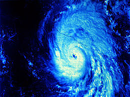 Azota las costas del estado de Guerrero el huracán Madeline con vientos máximos que superan los 220 km/h.