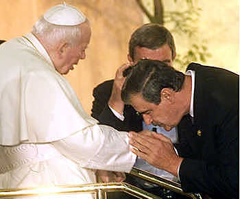 El papa Juan Pablo II visita a México por última vez y es recibido por el presidente Fox
