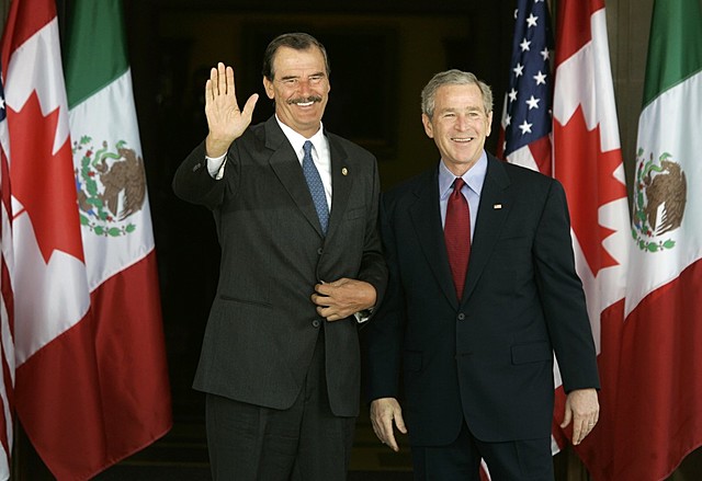Fox y Bush en la X Cumbre de líderes de la Cooperación de Países del Asia-Pacífico (APEC), en Los Cabos, Baja California Sur.