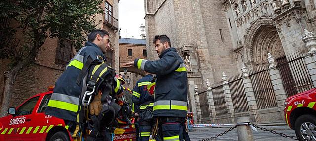 CAE UNA CORNISA DE 20 KG DE LA CATEDRAL D ETOLEDO