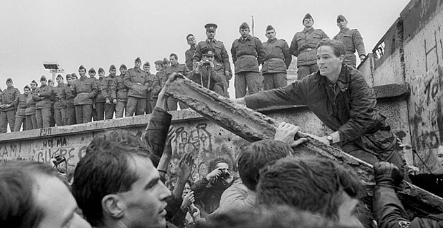 THE END OF THE COLD WAR - THE FALL OF THE BERLIN WALL/ THE END OF THE USSR