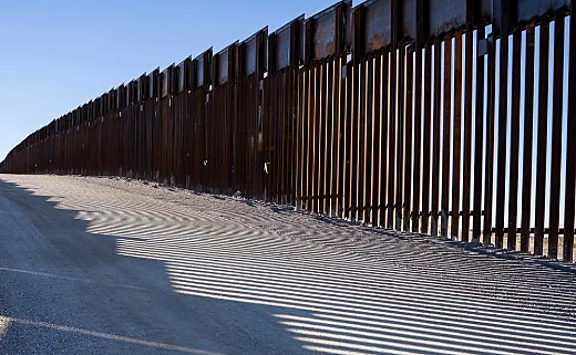 Firma de decretos para negociar el TLCAN y construir un muro en la frontera.