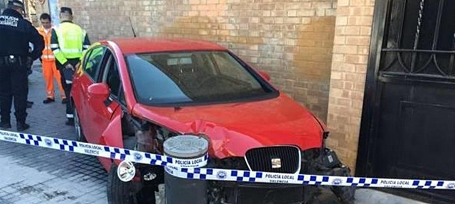 EMPOTRA EL SEU COTXE CONTRA EL CEMENTERI PERQUÈ QUERIA VORE AL SEU GERMÀ MORT