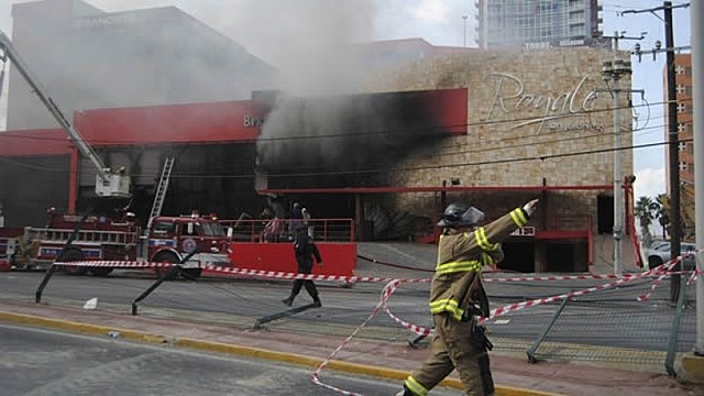 Un ataque contra el Casino Royale en Monterrey causa la muerte de 52 personas.