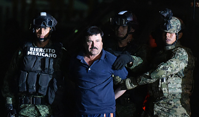 Joaquín “El Chapo” Guzmán, líder del cártel de Sinaloa, es detenido tras una operación de la Marina en la ciudad de Mazatlán.