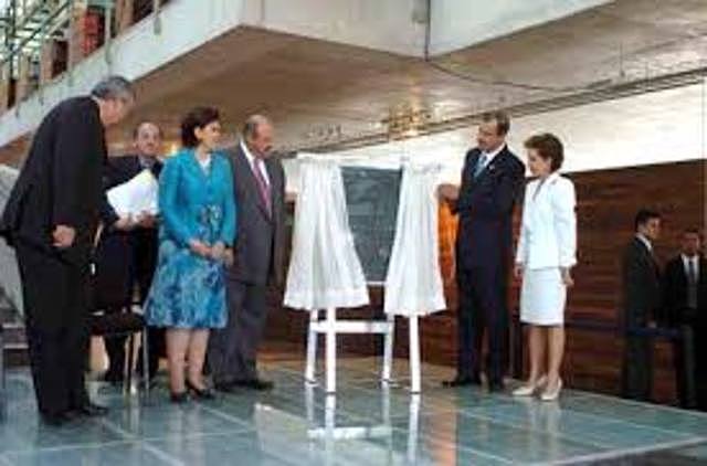 Fox inaugura la biblioteca José Vasconcelos.