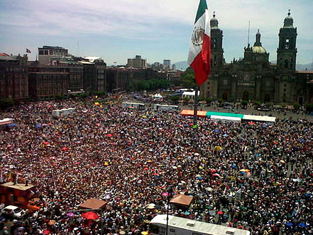 Marcha pacífica por el 46 aniversario de la matanza de Tlatelolco.