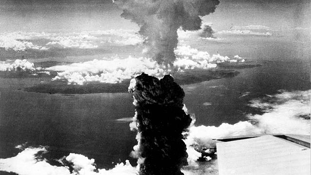 Estados Unidos lanza bomba atómica en Nagasaki.