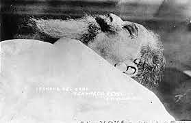 Derrocamiento de Madero. Victoriano Huerta alcanza la presidencia y empieza la Decena trágica.