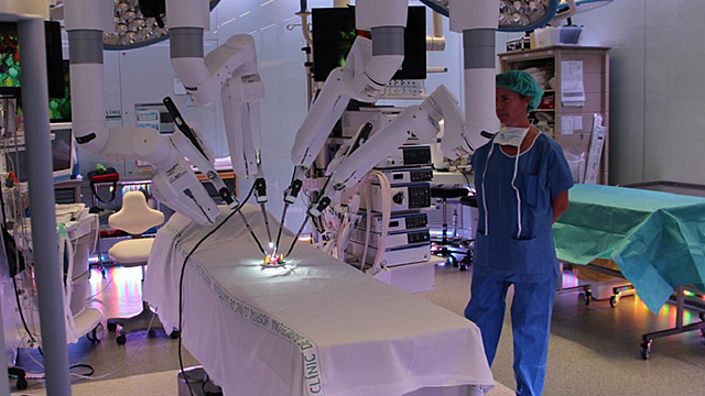 DESARROLLO DE LA ROBÓTICA Y EL QUIROFANO.