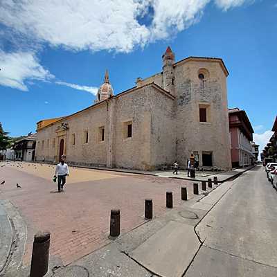 Timeline: Historia de la universidad Ana Peñata.