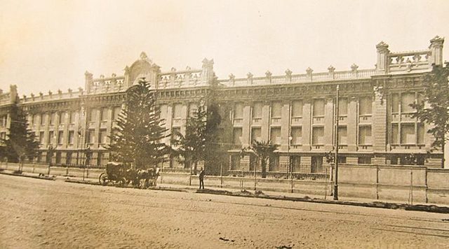 Fundación del Colegio Nacional.