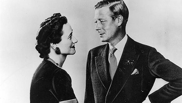 Eduardo VIII de Inglaterra abdica para casarse con una divorciada