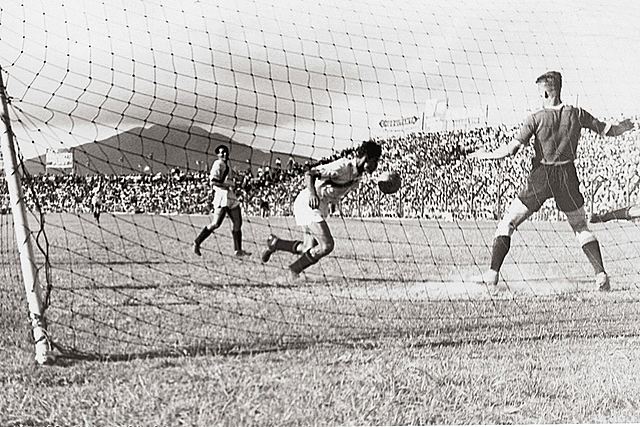 En Lima, la selección peruana de futbol obtiene su primer título en la Copa America tras ganarle en la final 2-1 a Uruguay.