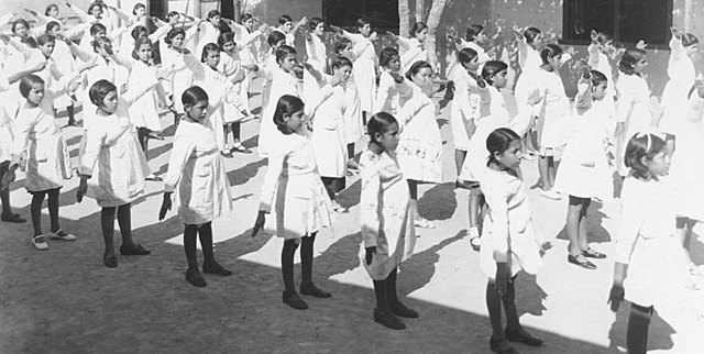 Las mujeres con derecho a educación secundaria