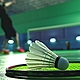 Jugar badminton