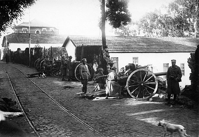 Revolta contra a ditadura militar no Porto. Os combates fazem centenas de mortos e feridos.
