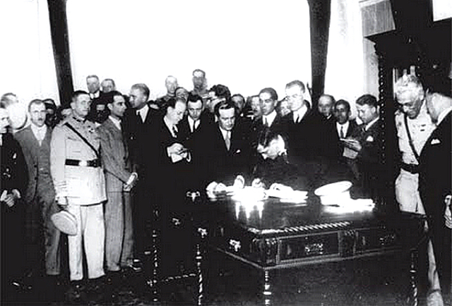 Tomada de posse de António de Oliveira Salazar como chefe do Governo.