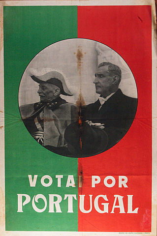 Carmona é reeleito presidente da república.
