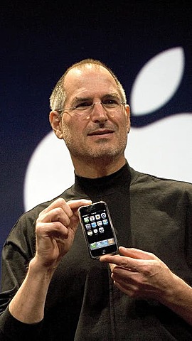 2007: Steve Jobs lanza el iPhone.