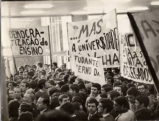 Início da crise académica de 1969.