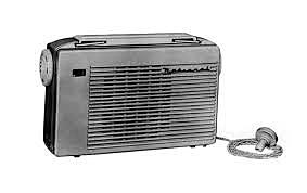 La unión soviética crea una serie de modelos experimentales de radio (teléfono) comunicadores de tamaño bolsillo.