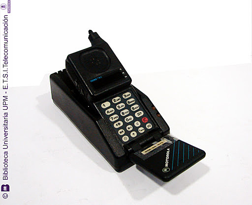 Termina la primera generación de la telefonía móvil con el Motorola microtac 9800x