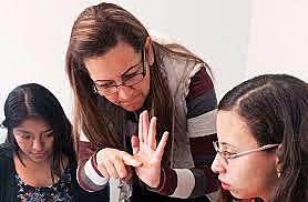 creación de escuelas para niños sordos.