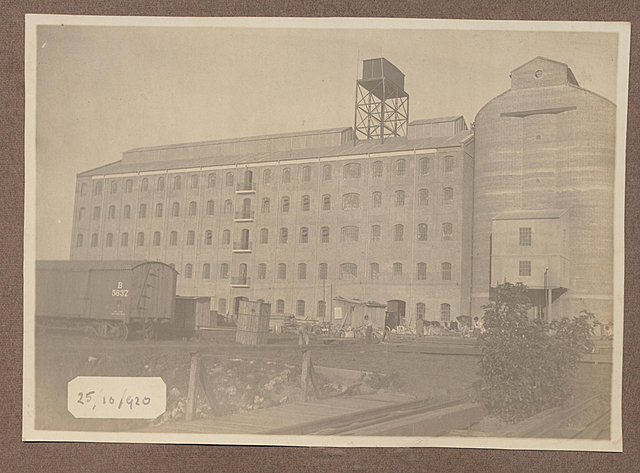 Surgen pequeñas industrias, fabricas, molinos y talleres.