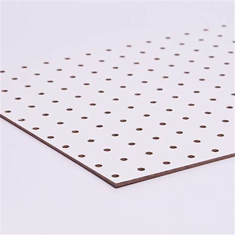 Tarjeta de cartón perforado.