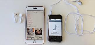 Steve Jobs lanza el iPhone y revoluciona el mercado con un nuevo concepto de teléfono y de negocio.