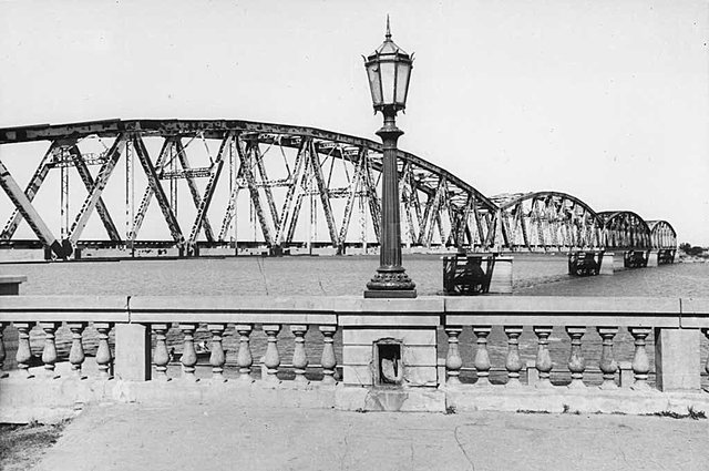 Interacción ciudad y río.