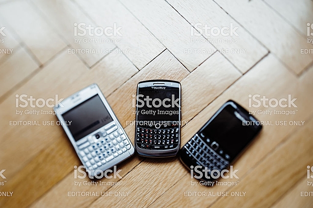 Marcas como Nokia, Blackberry, y otras comienzan a lanzar teléfonos inteligentes.