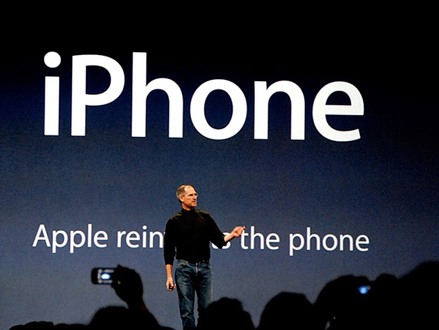 Steve Jobs lanza el iPhone