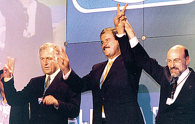 Alternancia en el poder, el PAN gana las elecciones con Vicente Fox.