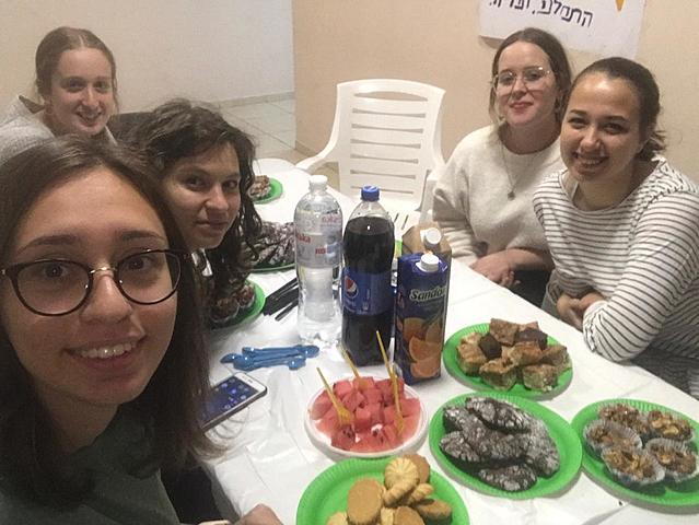 התועדות לבנות בדירה