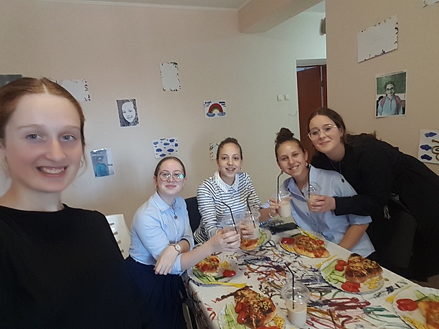 פעילות לבנות