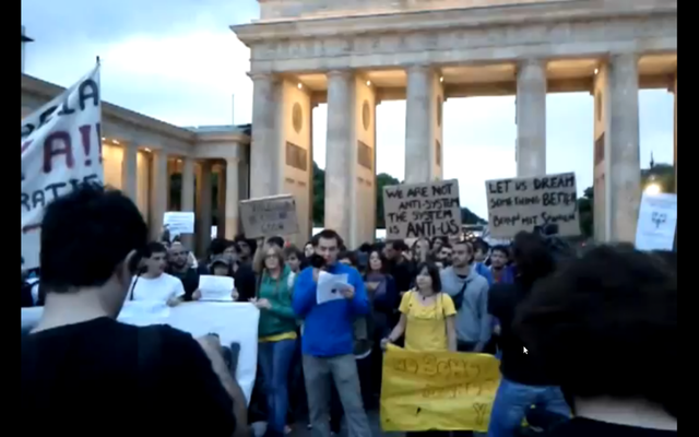 Erste Demo am Brandenburger Tor in Berlin