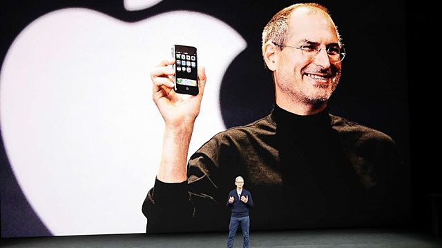 "Steve Jobs lanza el iPhone"