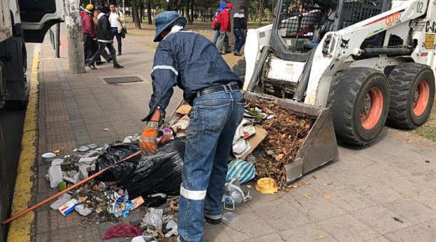 Vecinos y personal del Municipio de Quito amanecieron a limpiar las calles tras jornada de protestas