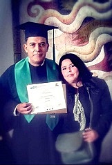 La escuela es importante. Mi padrastro terminó la carrera.