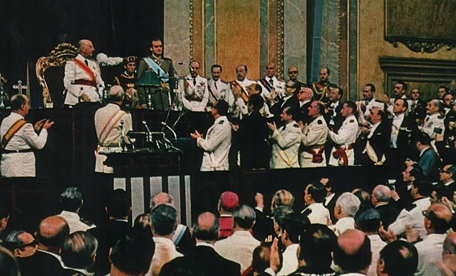 Cortes franquistas aprueban la Ley para la Reforma Política