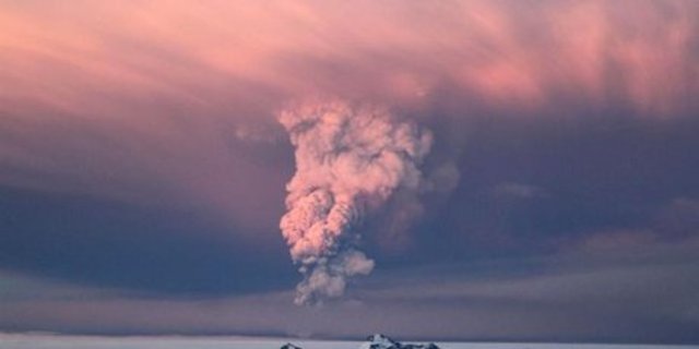 Icelandic eruption sparks travel fears